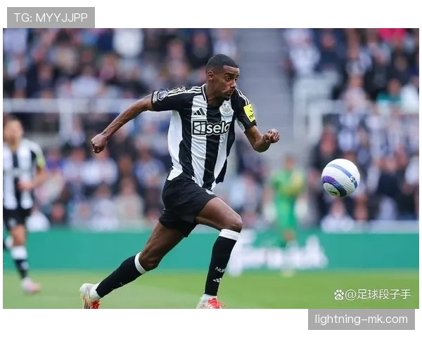 伊萨克 vs 热苏斯：灵活型前锋的不同发展路径