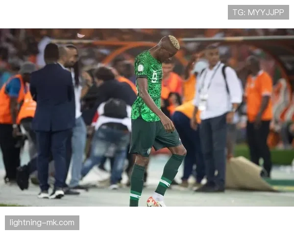 面对顶级中卫：奥斯梅恩如何利用身体优势